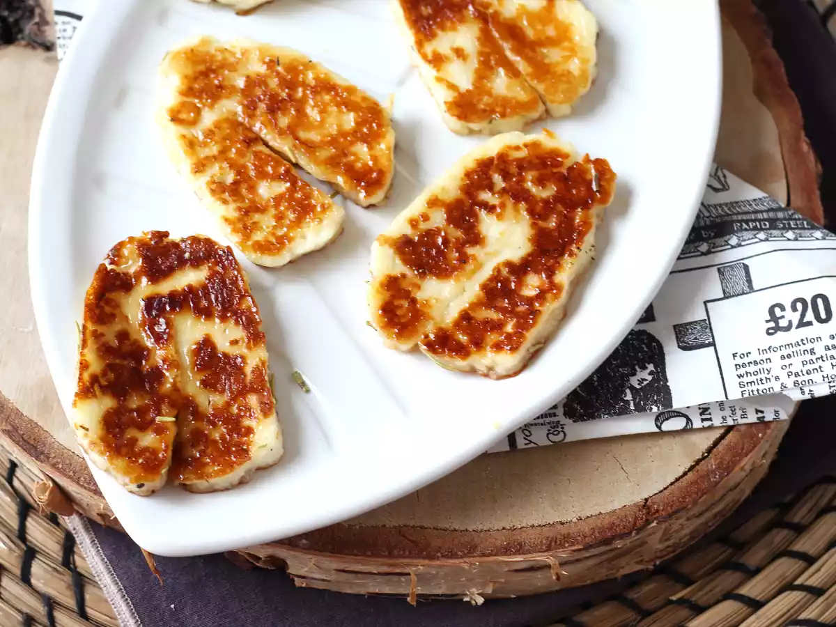 Paistettu halloumi hunajalla ja rosmariinilla - makea ja suolainen herkku - kuva 2