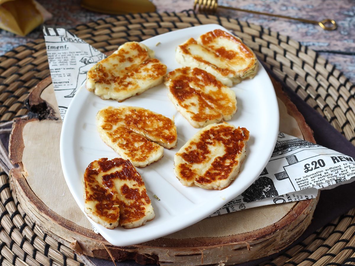 Paistettu halloumi hunajalla ja rosmariinilla - makea ja suolainen herkku - kuva 3