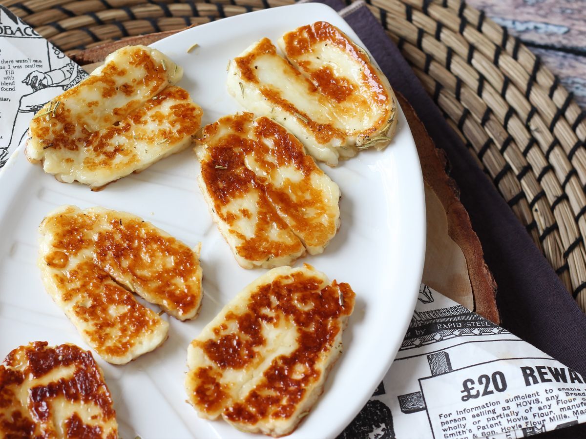 Paistettu halloumi hunajalla ja rosmariinilla - makea ja suolainen herkku - kuva 4