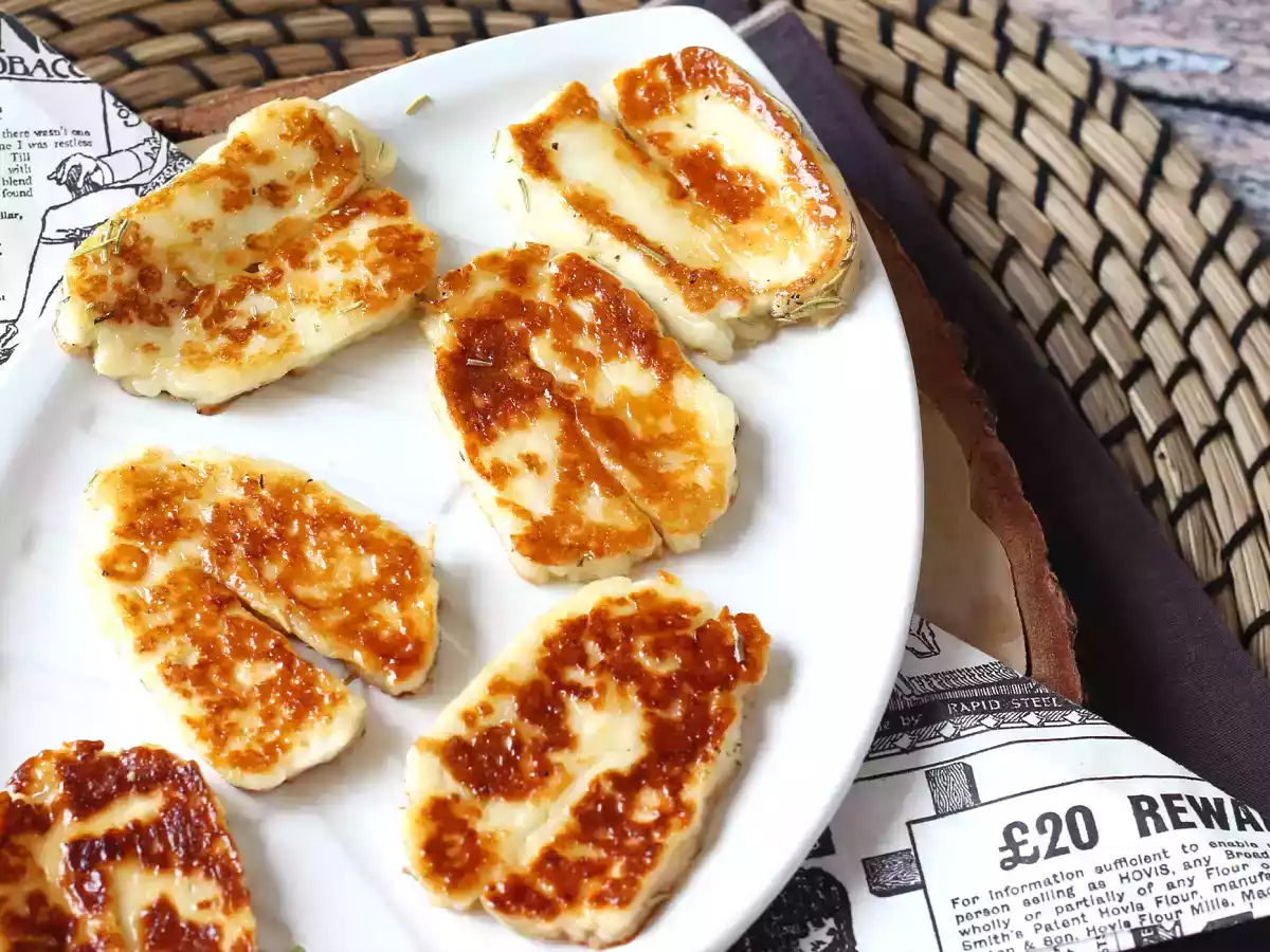 Paistettu halloumi hunajalla ja rosmariinilla - makea ja suolainen herkku - kuva 4