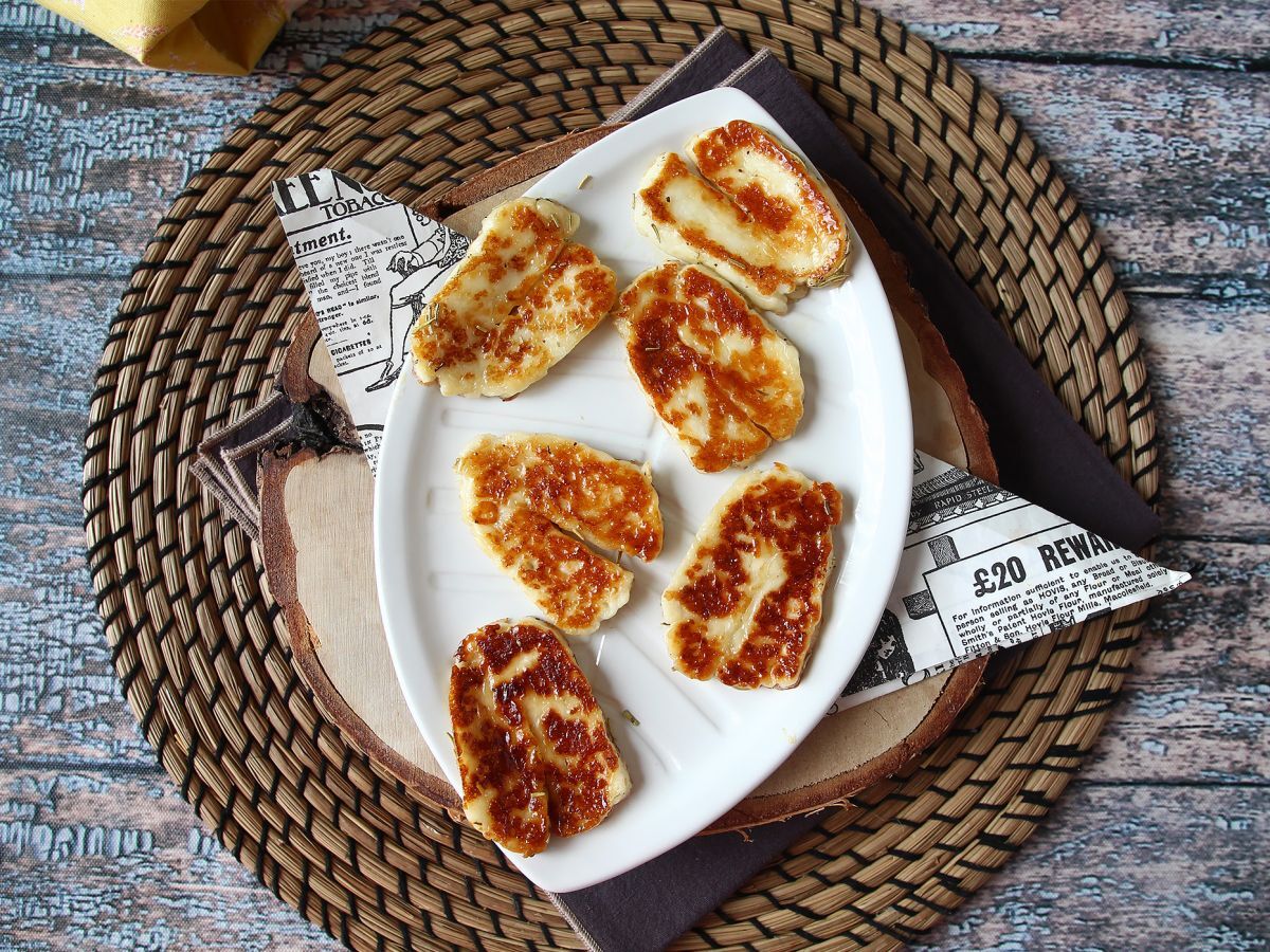 Paistettu halloumi hunajalla ja rosmariinilla - makea ja suolainen herkku - kuva 5