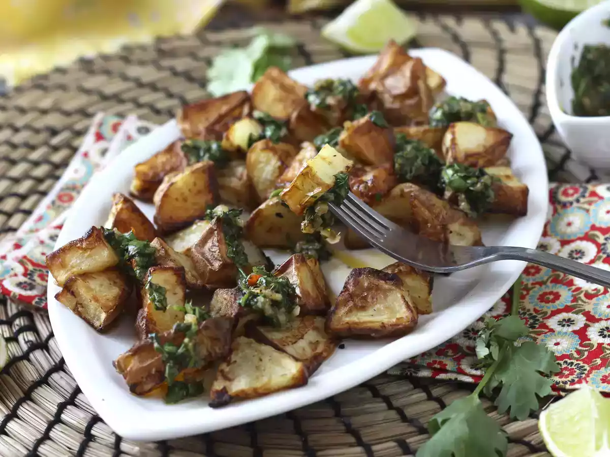 Paistetut perunat chimichurrin kera