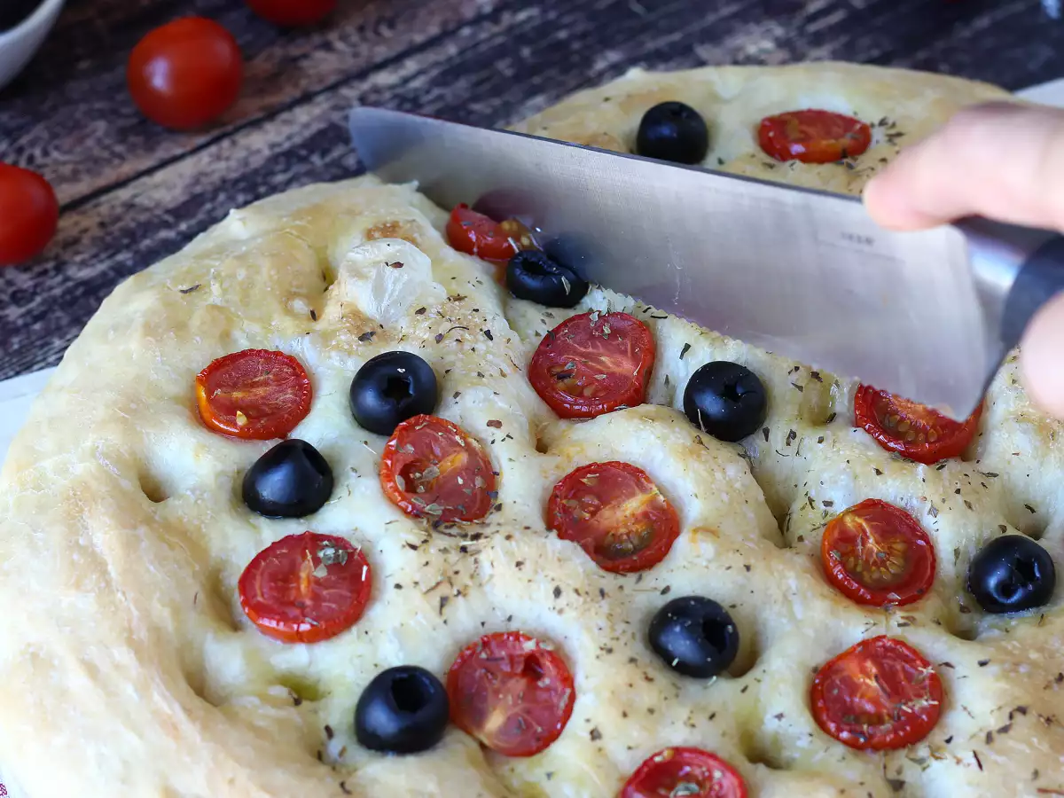 Paksu ja pehmeä focaccia, jossa on kirsikkatomaatteja, oliiveja ja oreganoa - kuva 2