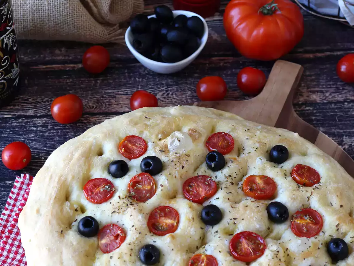 Paksu ja pehmeä focaccia, jossa on kirsikkatomaatteja, oliiveja ja oreganoa - kuva 3