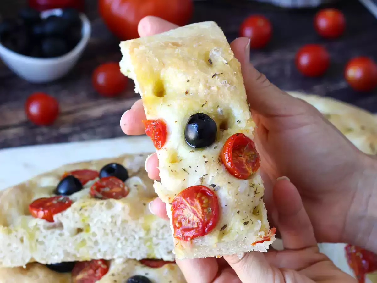 Paksu ja pehmeä focaccia, jossa on kirsikkatomaatteja, oliiveja ja oreganoa - kuva 4