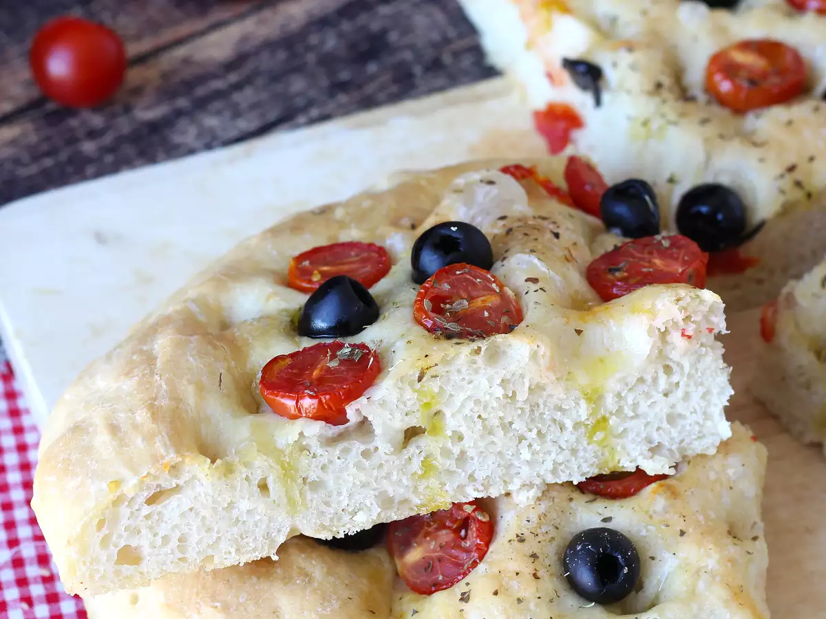 Paksu ja pehmeä focaccia, jossa on kirsikkatomaatteja, oliiveja ja oreganoa - kuva 5