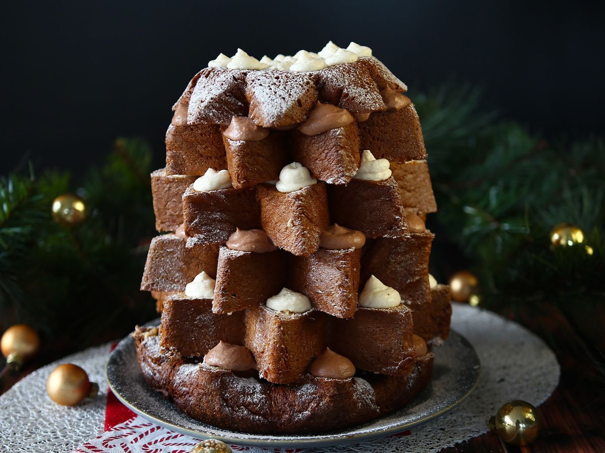 Pandoro-briossit, jotka on täytetty Nutella-kermalla ja vaniljakermalla joulukuusen muodossa.