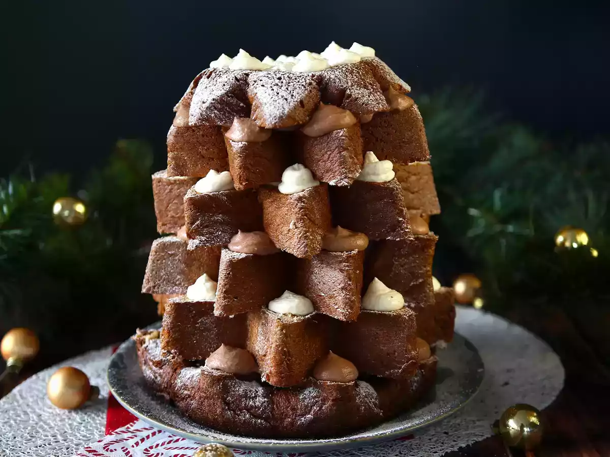 Pandoro-briossit, jotka on täytetty Nutella-kermalla ja vaniljakermalla joulukuusen muodossa.