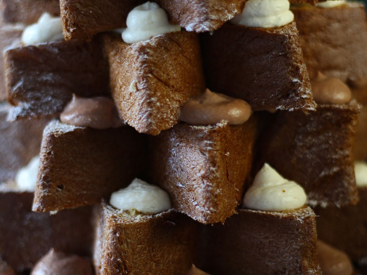 Pandoro-briossit, jotka on täytetty Nutella-kermalla ja vaniljakermalla joulukuusen muodossa. - kuva 2