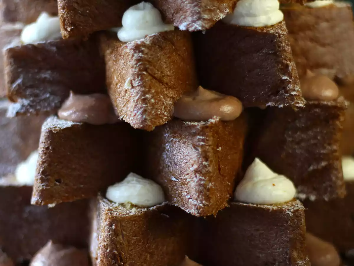 Pandoro-briossit, jotka on täytetty Nutella-kermalla ja vaniljakermalla joulukuusen muodossa. - kuva 2