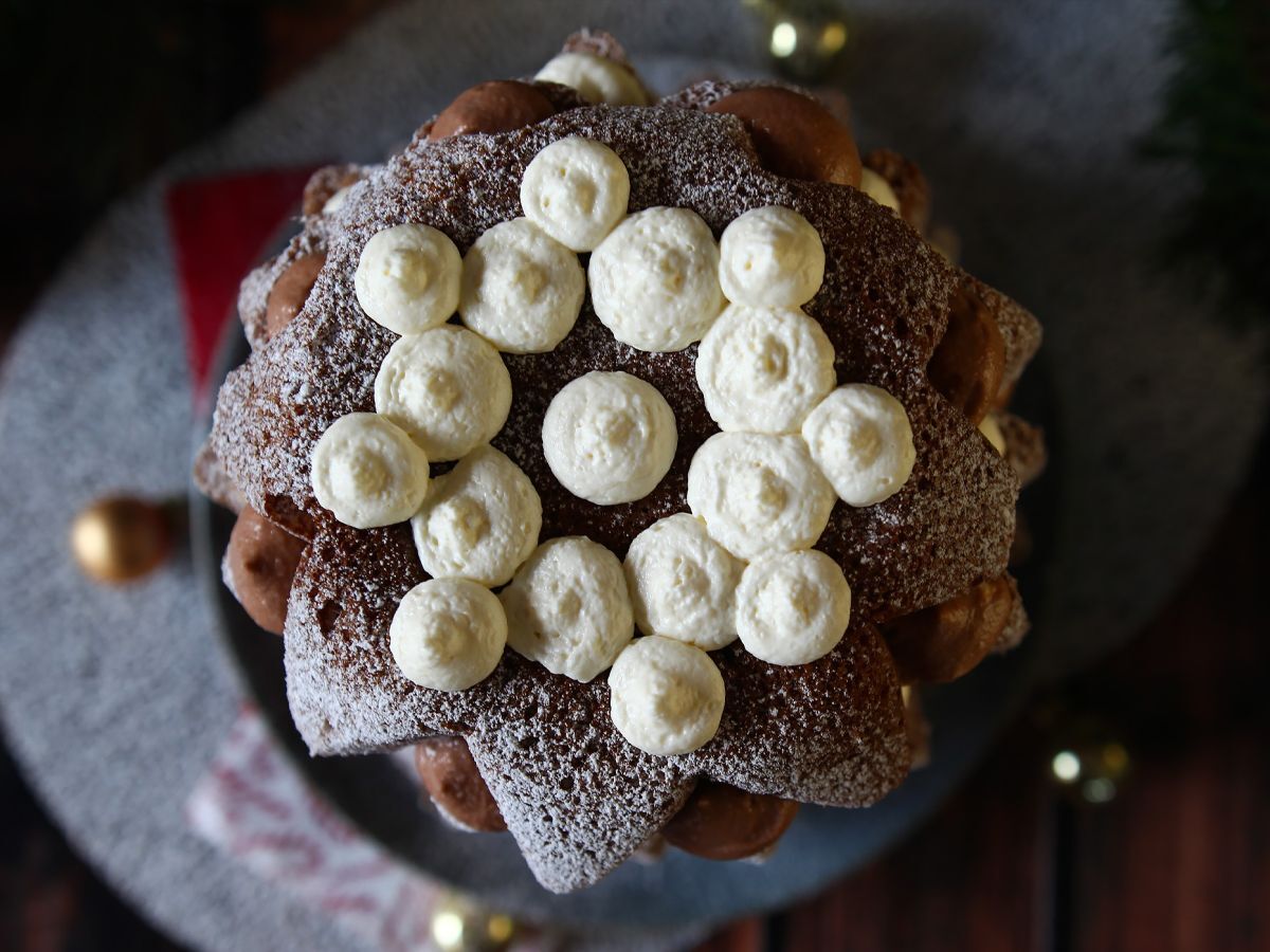Pandoro-briossit, jotka on täytetty Nutella-kermalla ja vaniljakermalla joulukuusen muodossa. - kuva 3