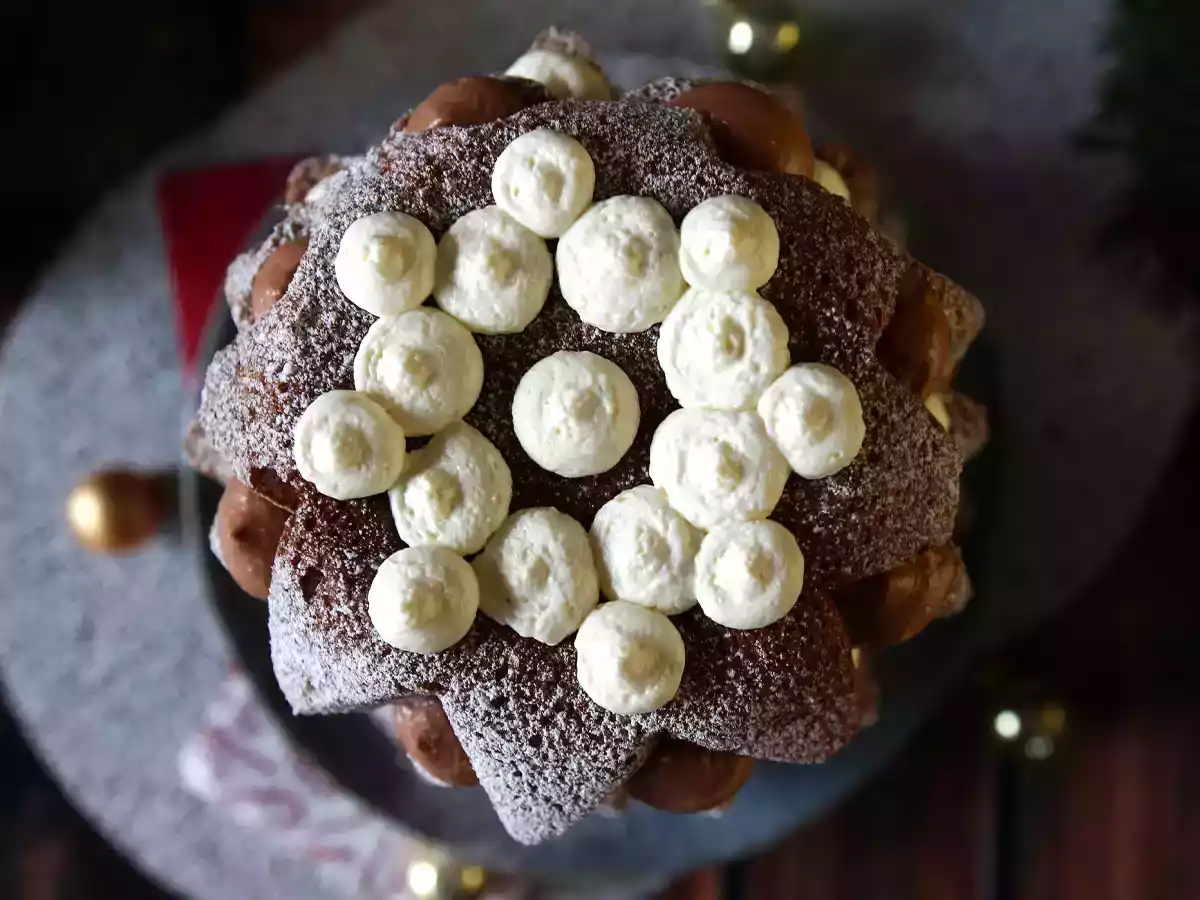 Pandoro-briossit, jotka on täytetty Nutella-kermalla ja vaniljakermalla joulukuusen muodossa. - kuva 3