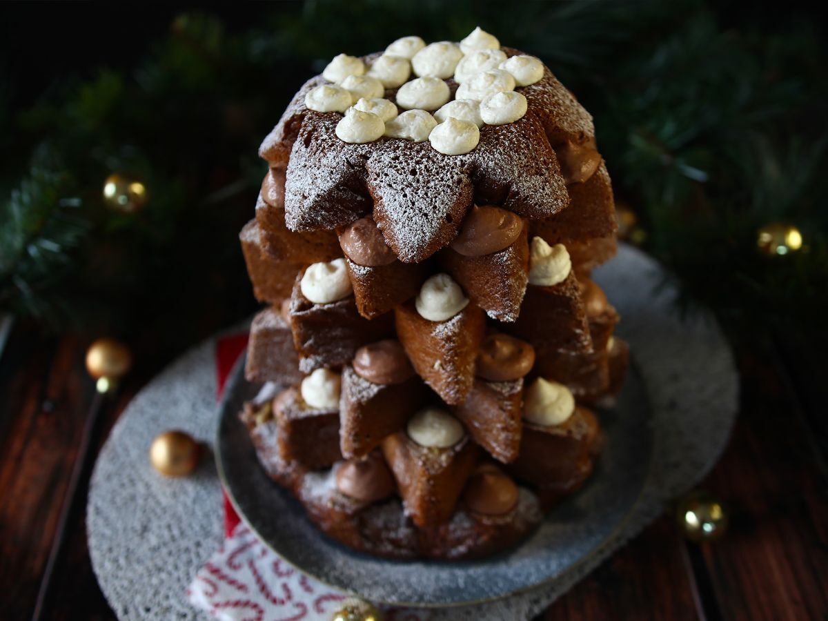 Pandoro-briossit, jotka on täytetty Nutella-kermalla ja vaniljakermalla joulukuusen muodossa. - kuva 5