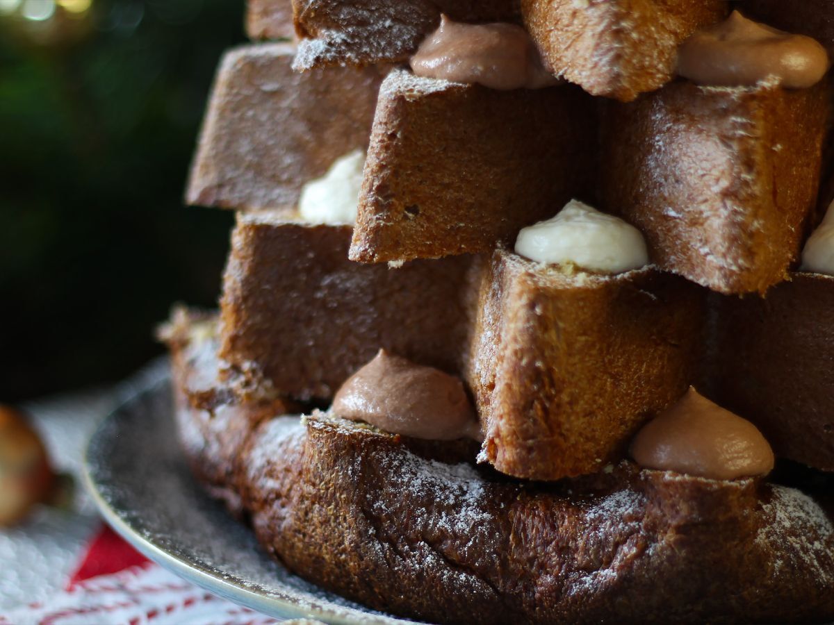 Pandoro-briossit, jotka on täytetty Nutella-kermalla ja vaniljakermalla joulukuusen muodossa. - kuva 6