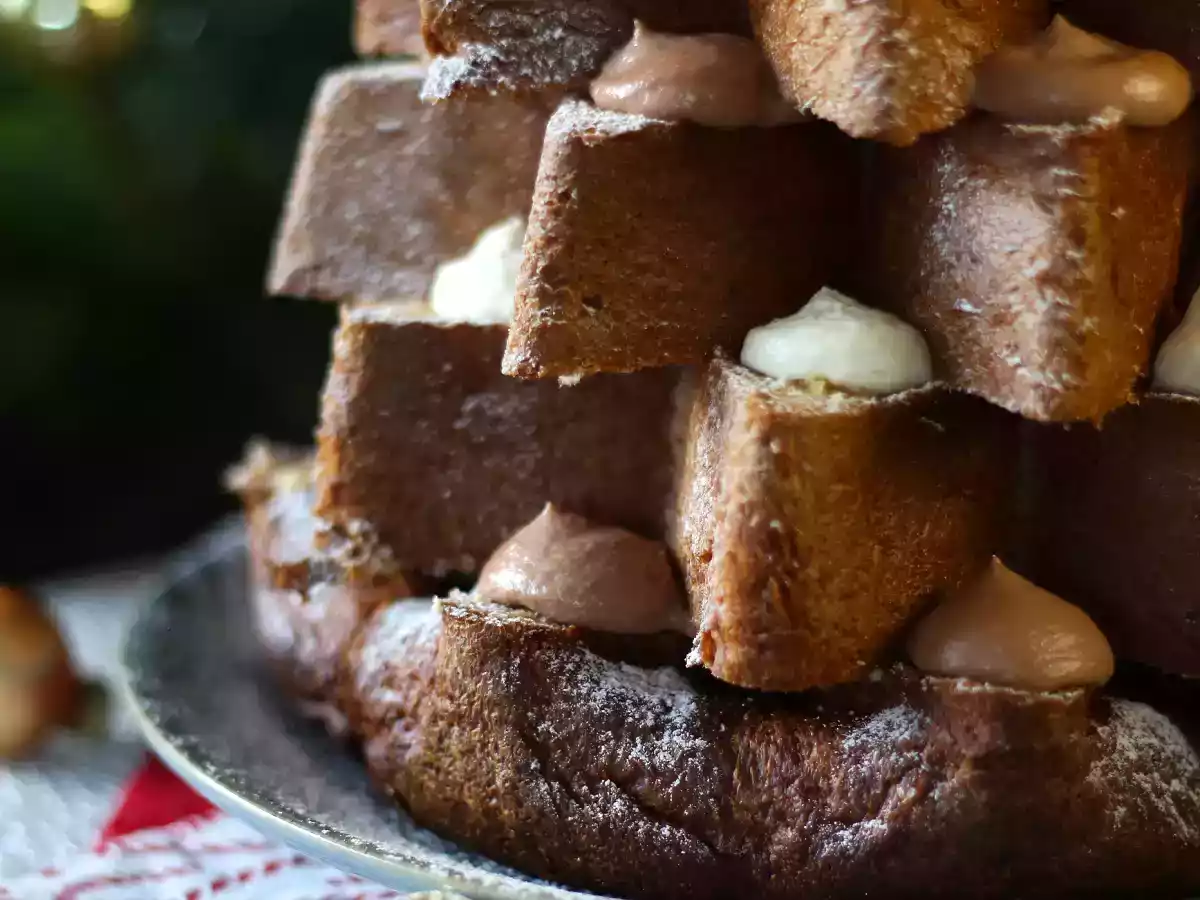 Pandoro-briossit, jotka on täytetty Nutella-kermalla ja vaniljakermalla joulukuusen muodossa. - kuva 6