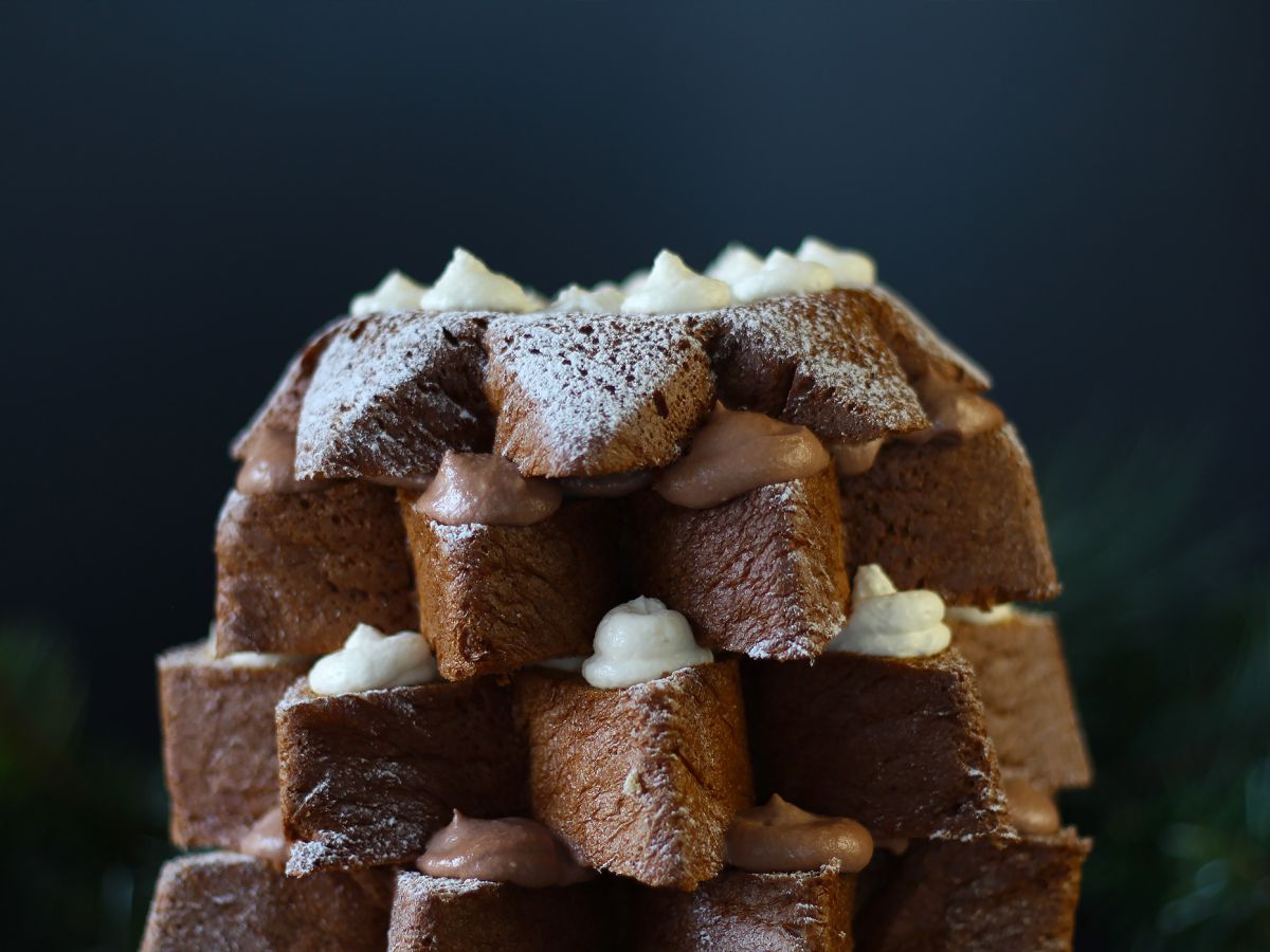 Pandoro-briossit, jotka on täytetty Nutella-kermalla ja vaniljakermalla joulukuusen muodossa. - kuva 7