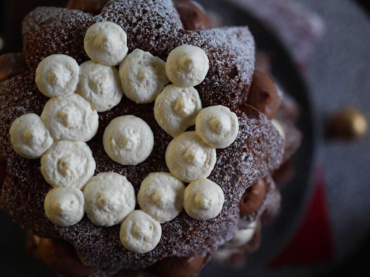 Pandoro-briossit, jotka on täytetty Nutella-kermalla ja vaniljakermalla joulukuusen muodossa. - kuva 8