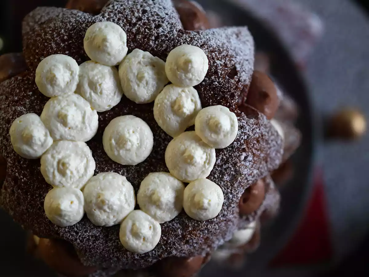 Pandoro-briossit, jotka on täytetty Nutella-kermalla ja vaniljakermalla joulukuusen muodossa. - kuva 8