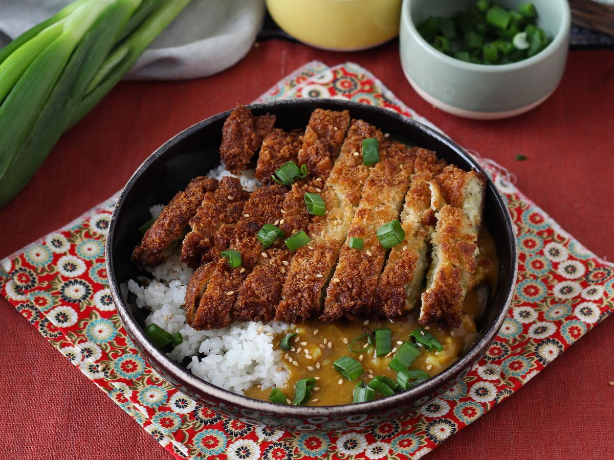 Panko-korppujauhoilla paneroitu munakoiso japanilaisittain katsu-curryllä, mutta kasvissyöjä.