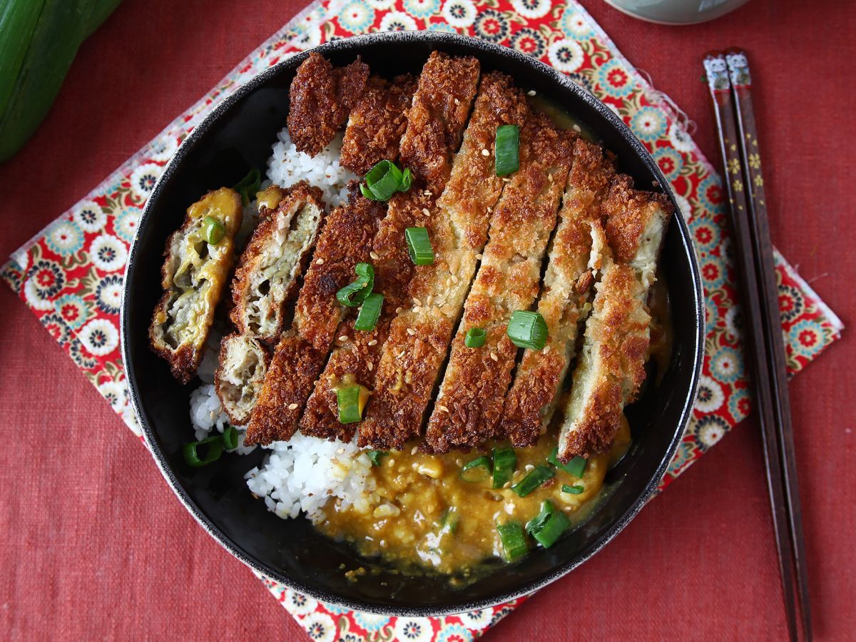 Panko-korppujauhoilla paneroitu munakoiso japanilaisittain katsu-curryllä, mutta kasvissyöjä. - kuva 2