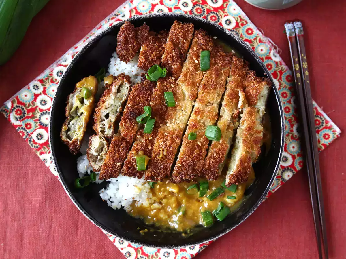 Panko-korppujauhoilla paneroitu munakoiso japanilaisittain katsu-curryllä, mutta kasvissyöjä. - kuva 2