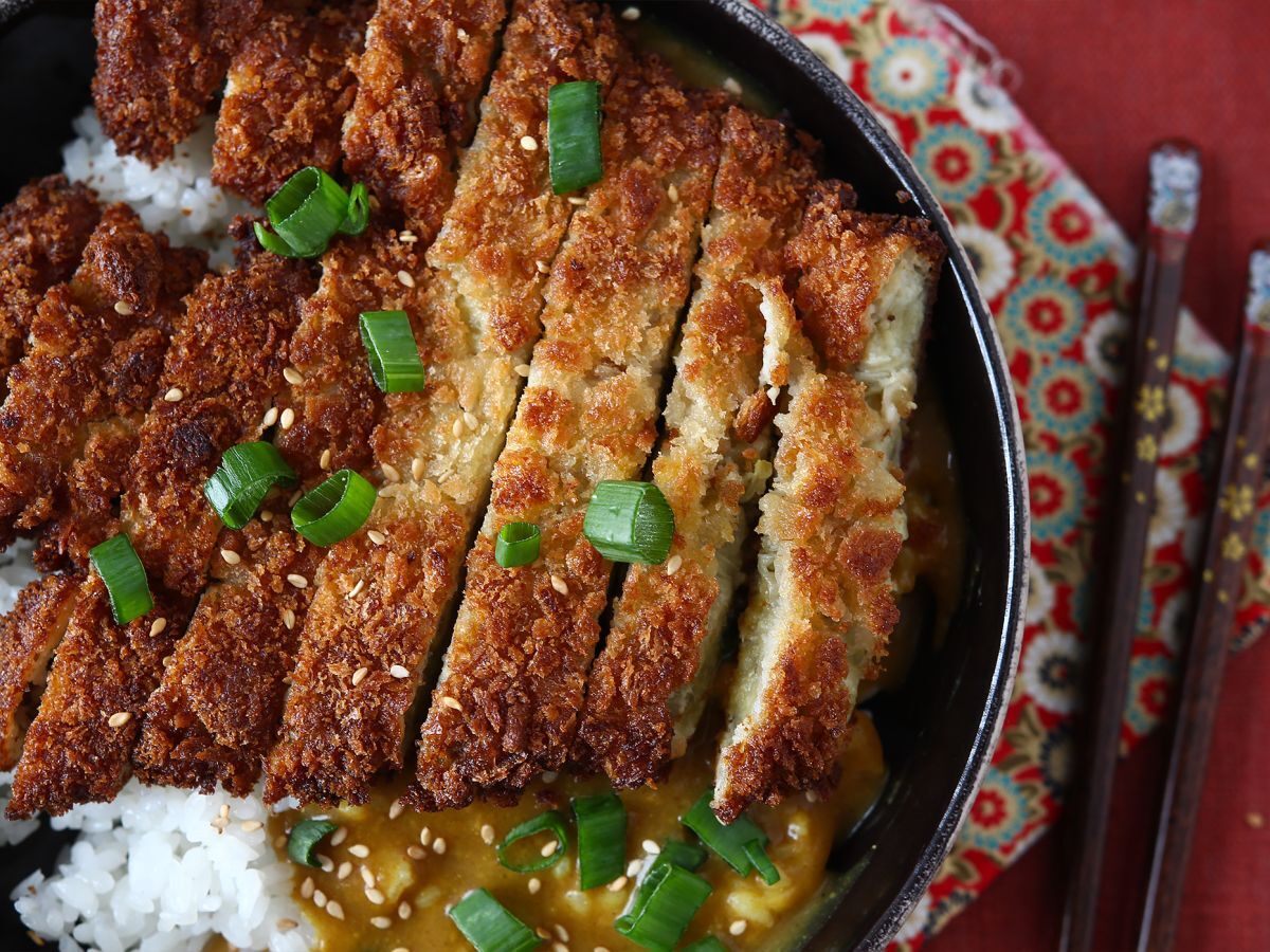 Panko-korppujauhoilla paneroitu munakoiso japanilaisittain katsu-curryllä, mutta kasvissyöjä. - kuva 3