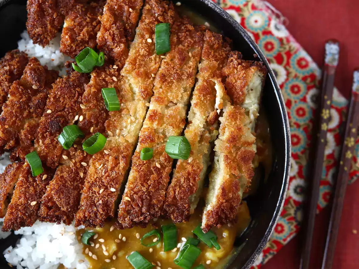 Panko-korppujauhoilla paneroitu munakoiso japanilaisittain katsu-curryllä, mutta kasvissyöjä. - kuva 3