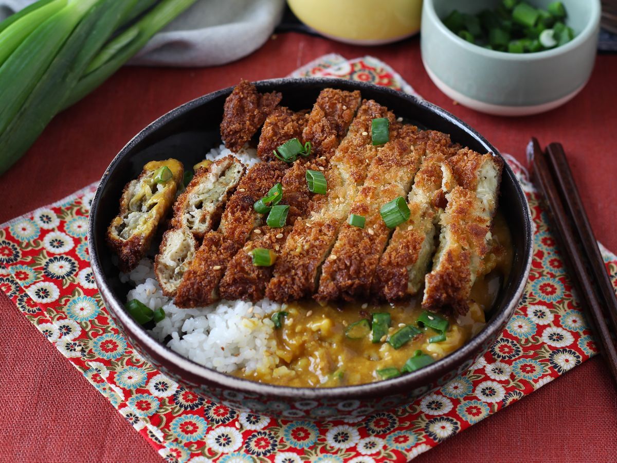 Panko-korppujauhoilla paneroitu munakoiso japanilaisittain katsu-curryllä, mutta kasvissyöjä. - kuva 4
