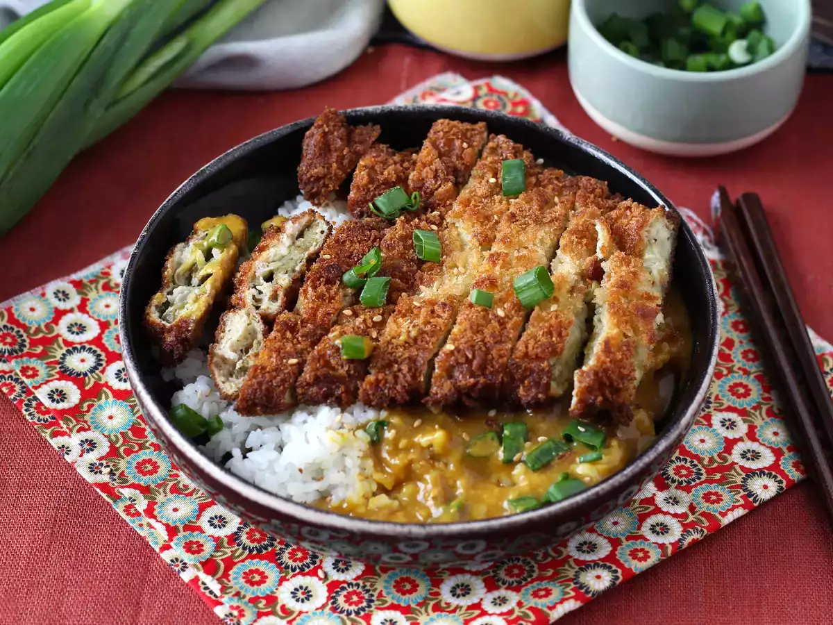 Panko-korppujauhoilla paneroitu munakoiso japanilaisittain katsu-curryllä, mutta kasvissyöjä. - kuva 4