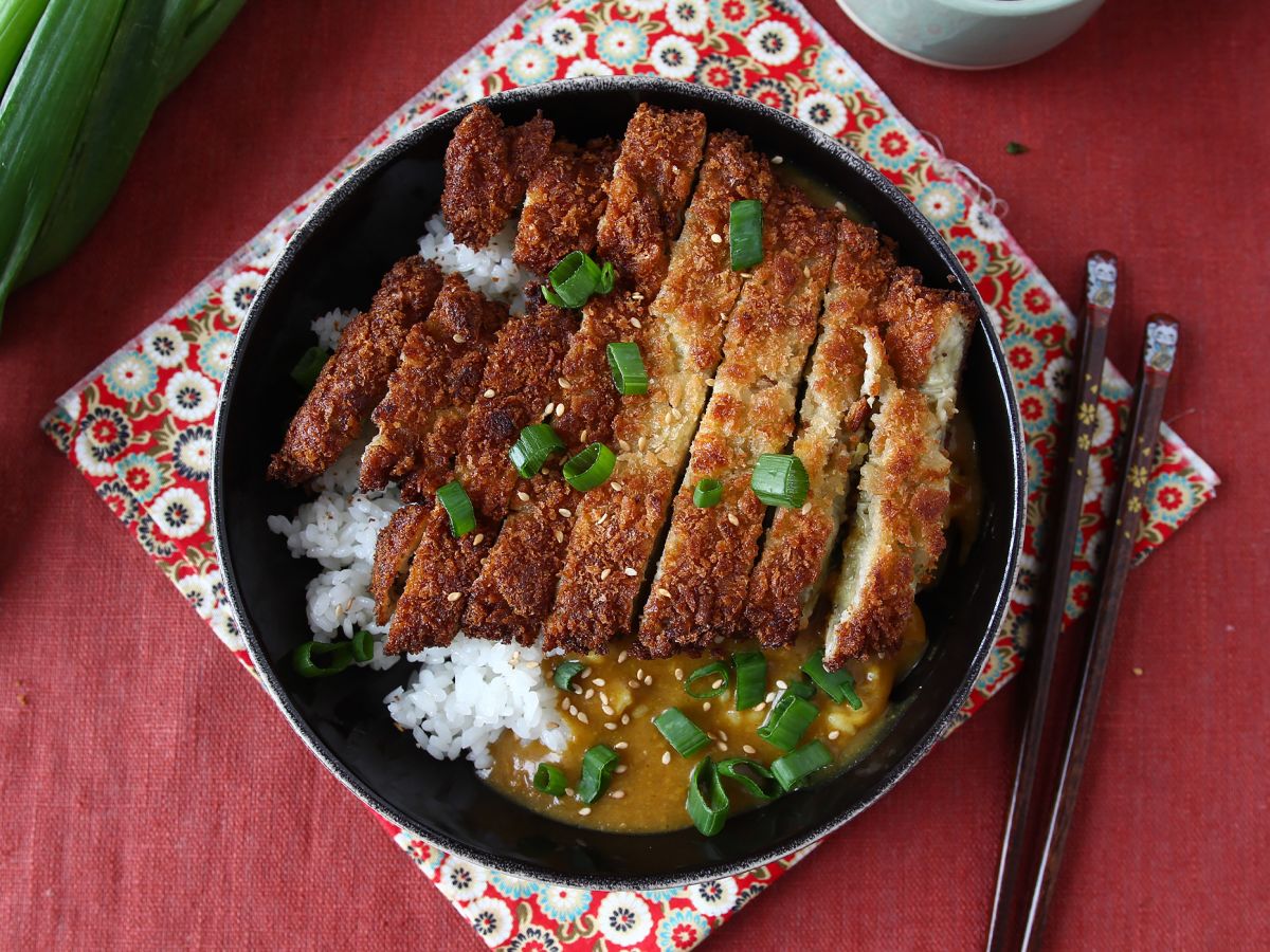 Panko-korppujauhoilla paneroitu munakoiso japanilaisittain katsu-curryllä, mutta kasvissyöjä. - kuva 5