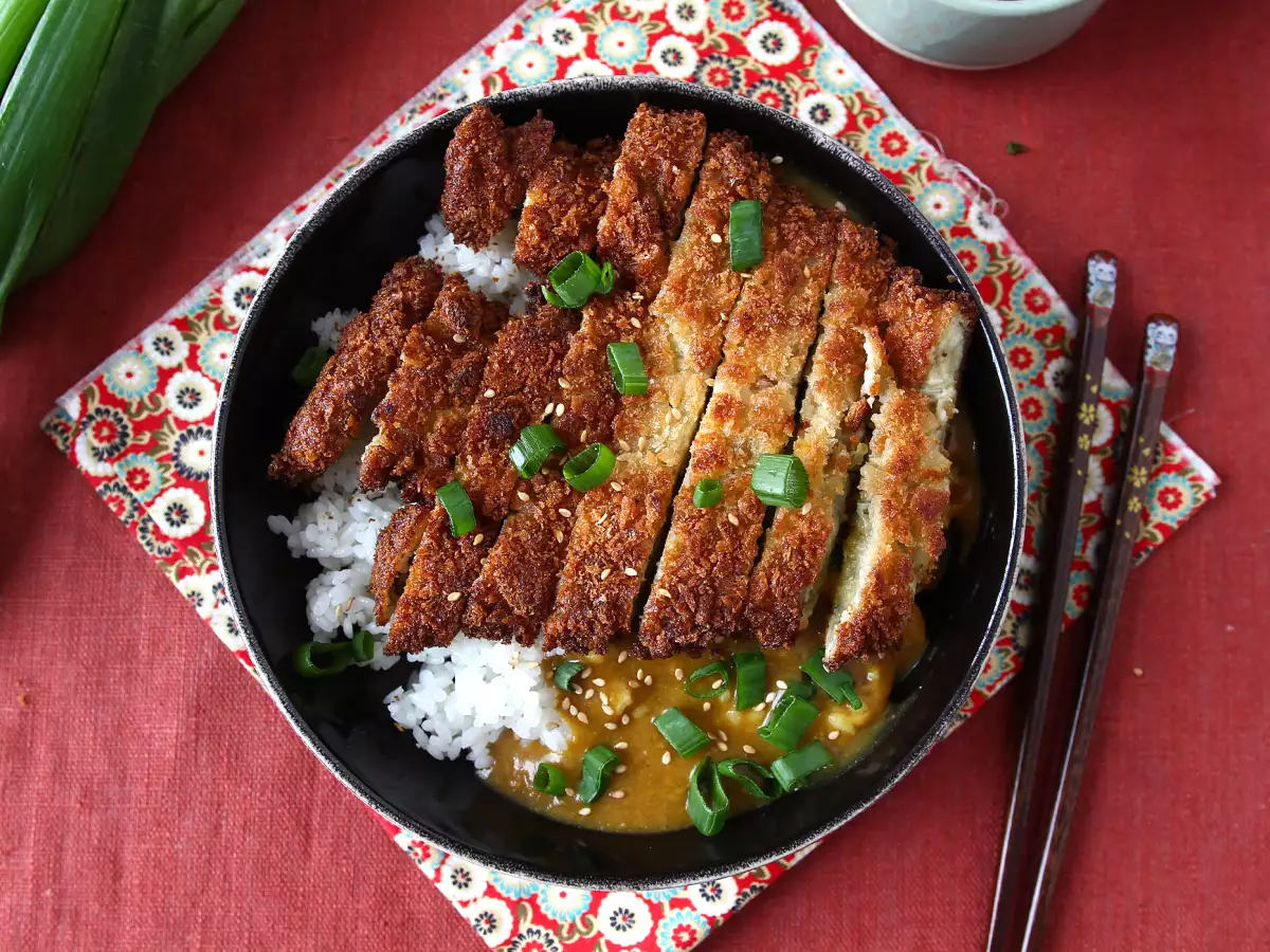 Panko-korppujauhoilla paneroitu munakoiso japanilaisittain katsu-curryllä, mutta kasvissyöjä. - kuva 5