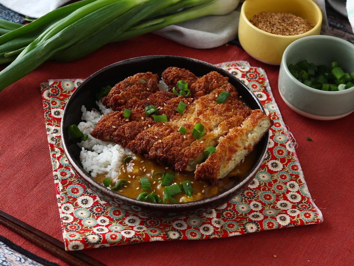 Panko-korppujauhoilla paneroitu munakoiso japanilaisittain katsu-curryllä, mutta kasvissyöjä. - kuva 6