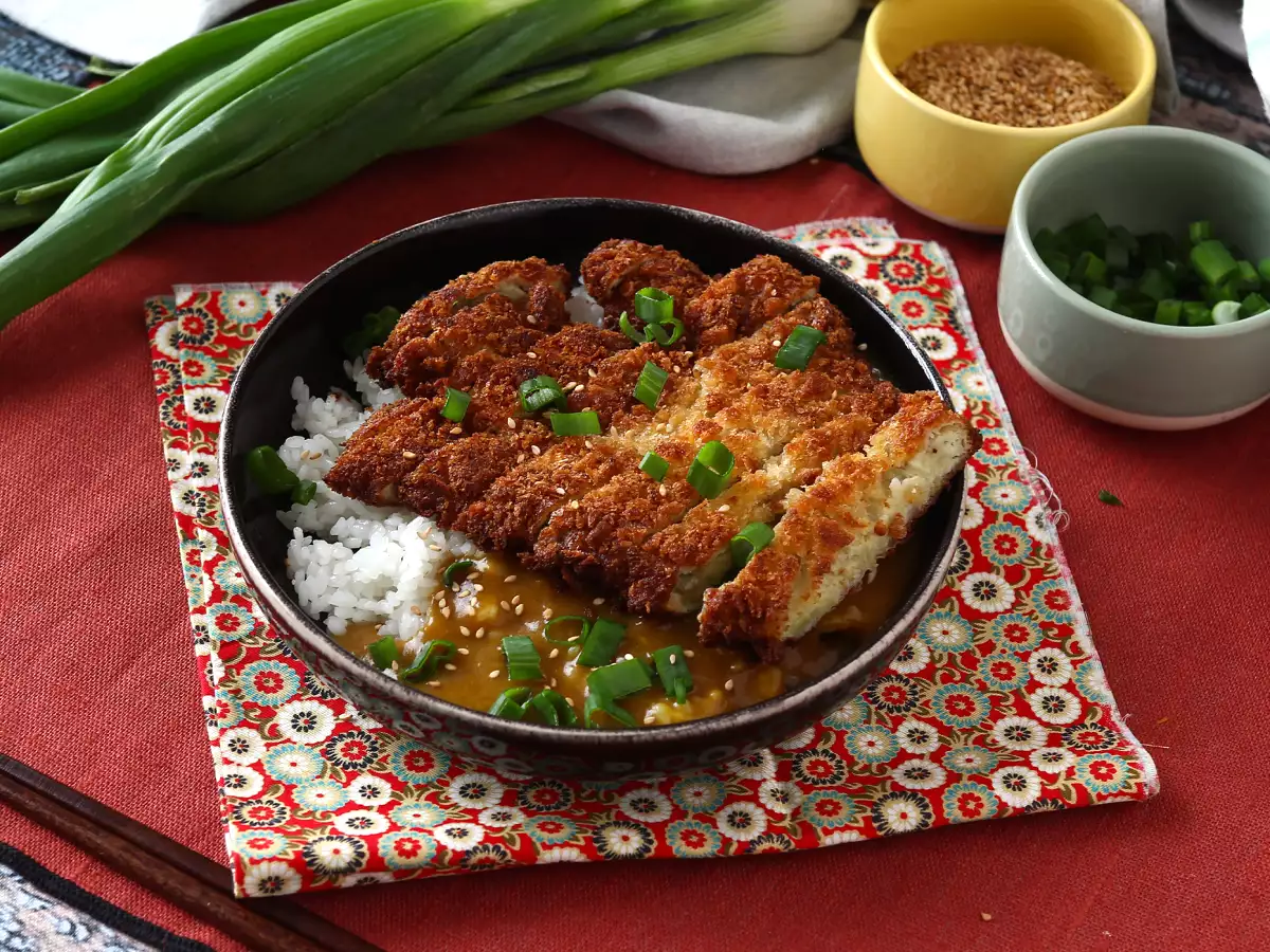 Panko-korppujauhoilla paneroitu munakoiso japanilaisittain katsu-curryllä, mutta kasvissyöjä. - kuva 6