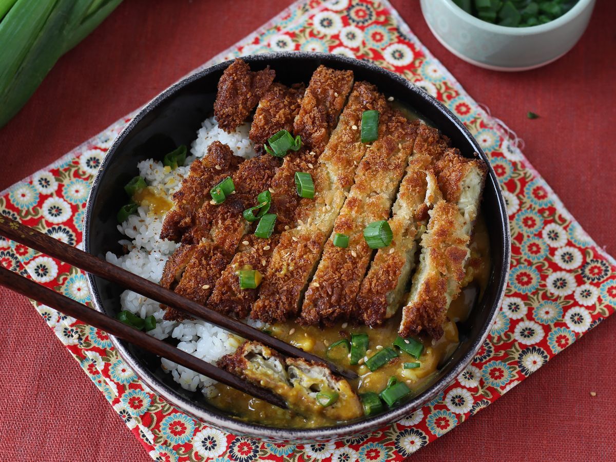 Panko-korppujauhoilla paneroitu munakoiso japanilaisittain katsu-curryllä, mutta kasvissyöjä. - kuva 7