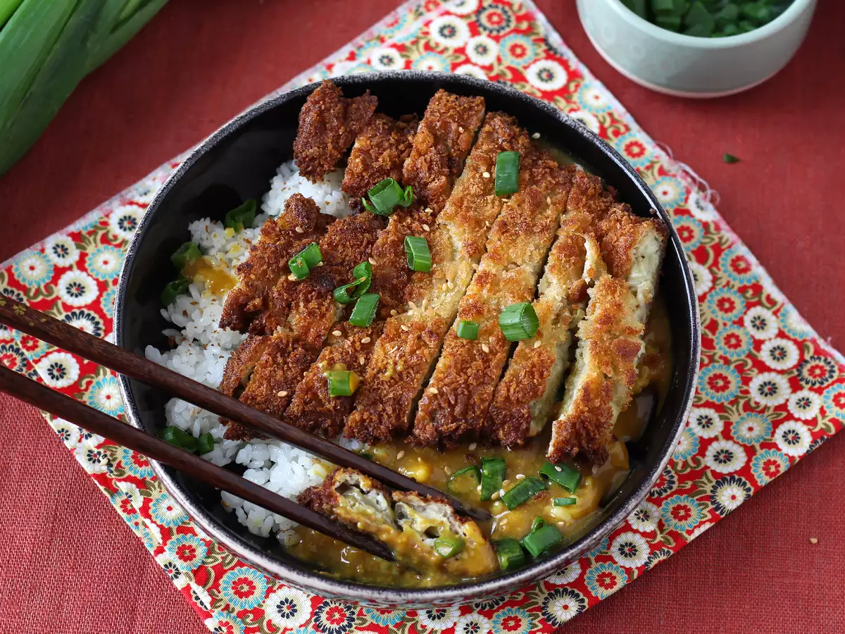 Panko-korppujauhoilla paneroitu munakoiso japanilaisittain katsu-curryllä, mutta kasvissyöjä. - kuva 7