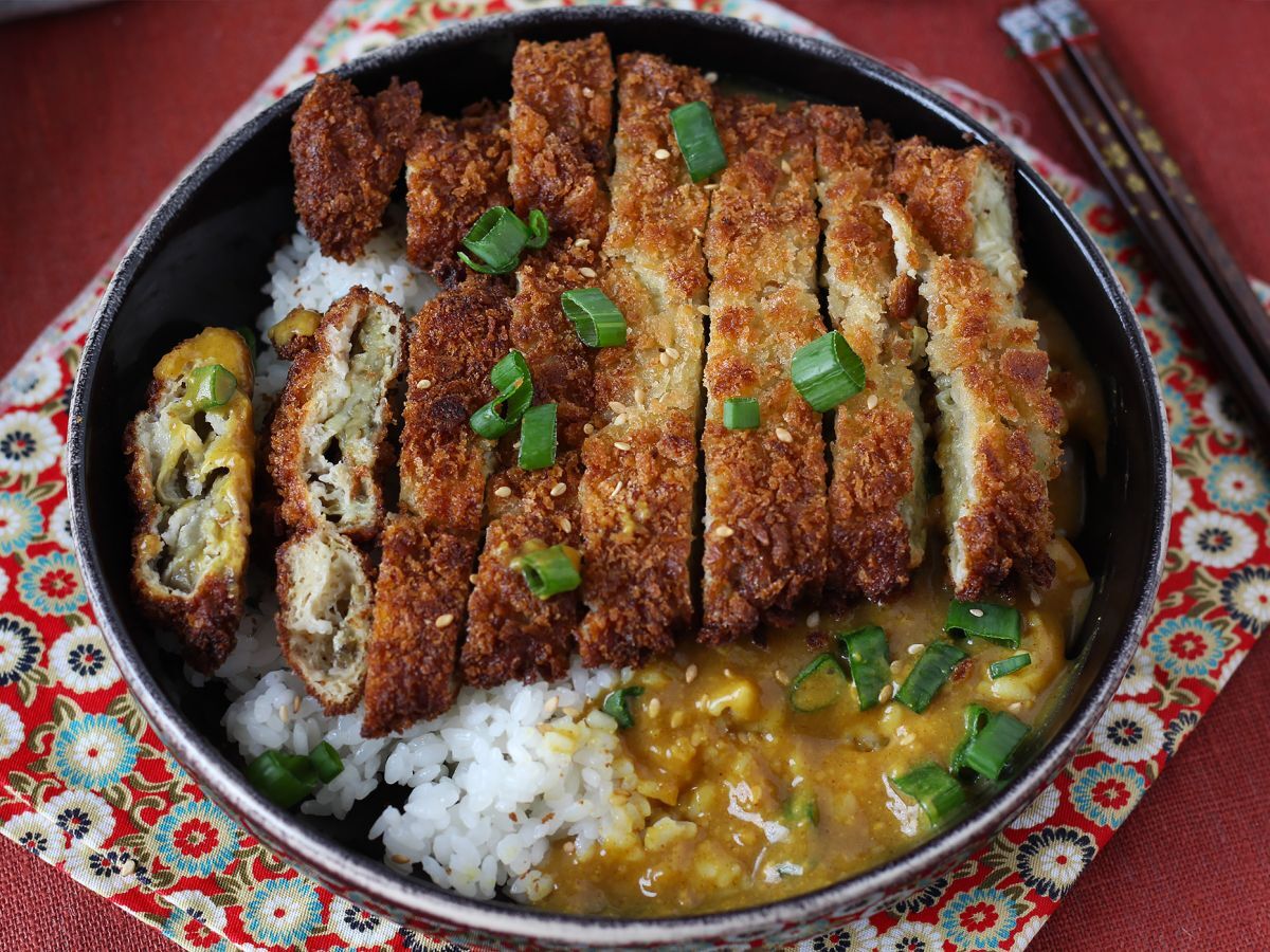Panko-korppujauhoilla paneroitu munakoiso japanilaisittain katsu-curryllä, mutta kasvissyöjä. - kuva 8