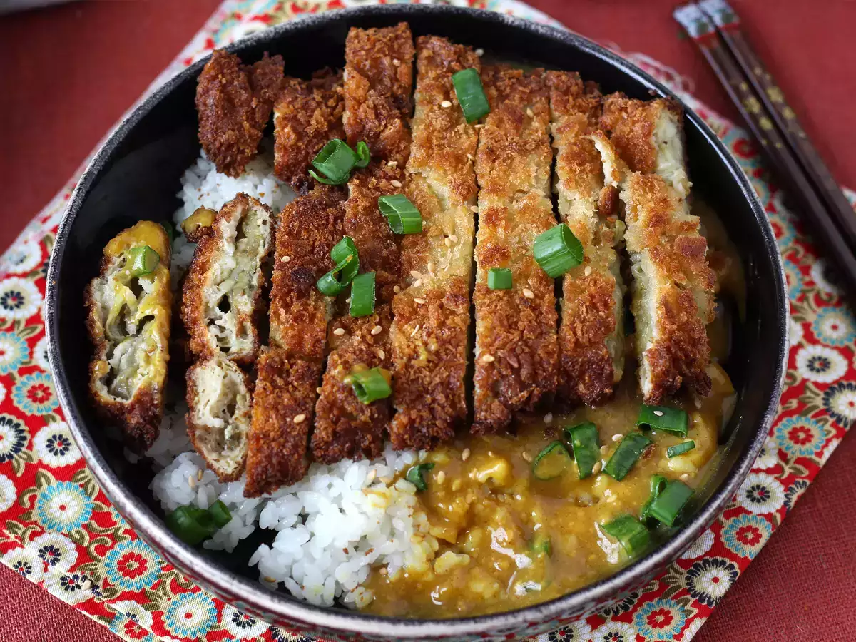 Panko-korppujauhoilla paneroitu munakoiso japanilaisittain katsu-curryllä, mutta kasvissyöjä. - kuva 8