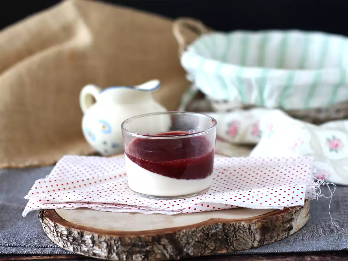 Panna cotta metsämarjakastikkeella