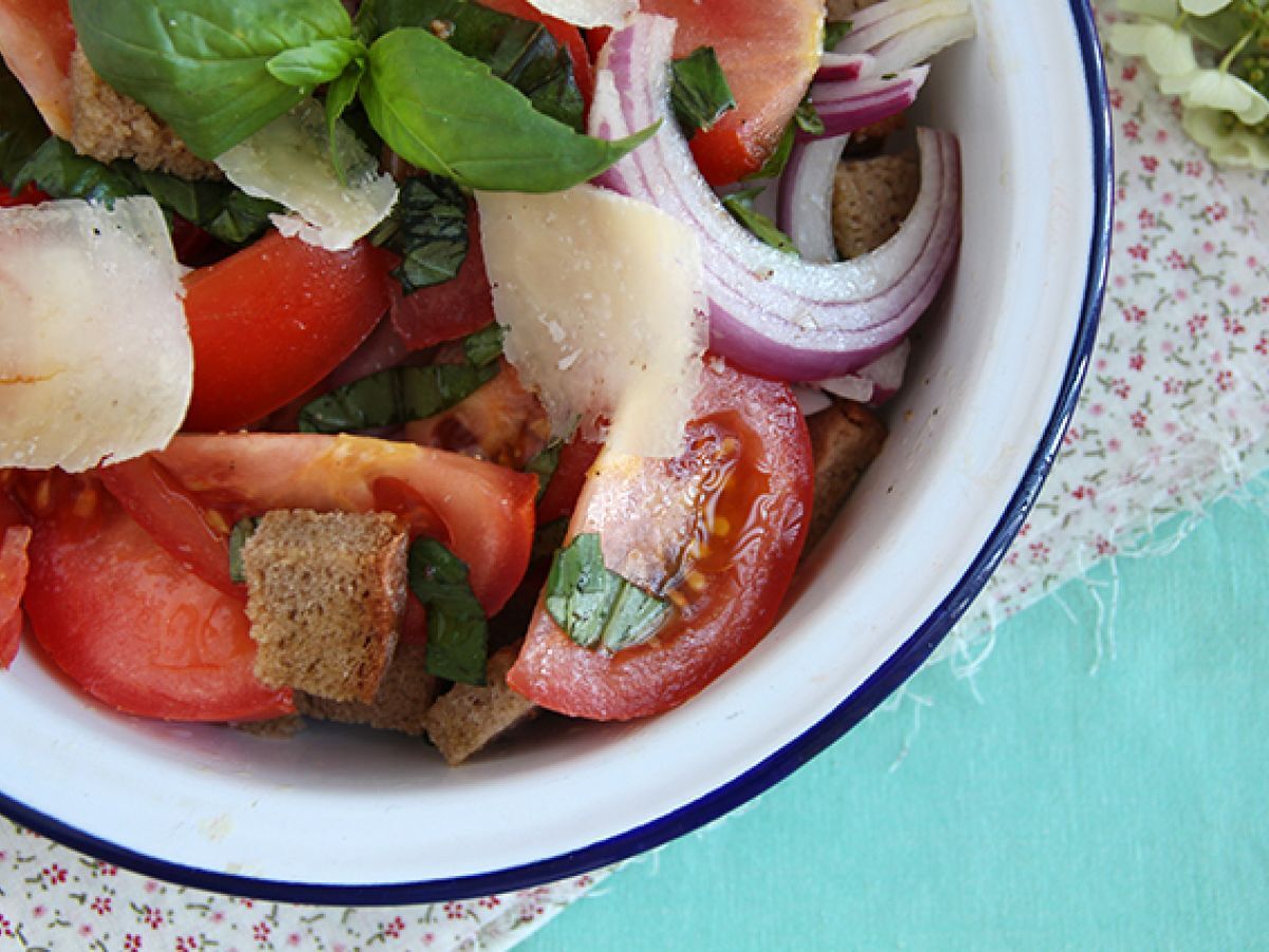 Panzanella-salaatti