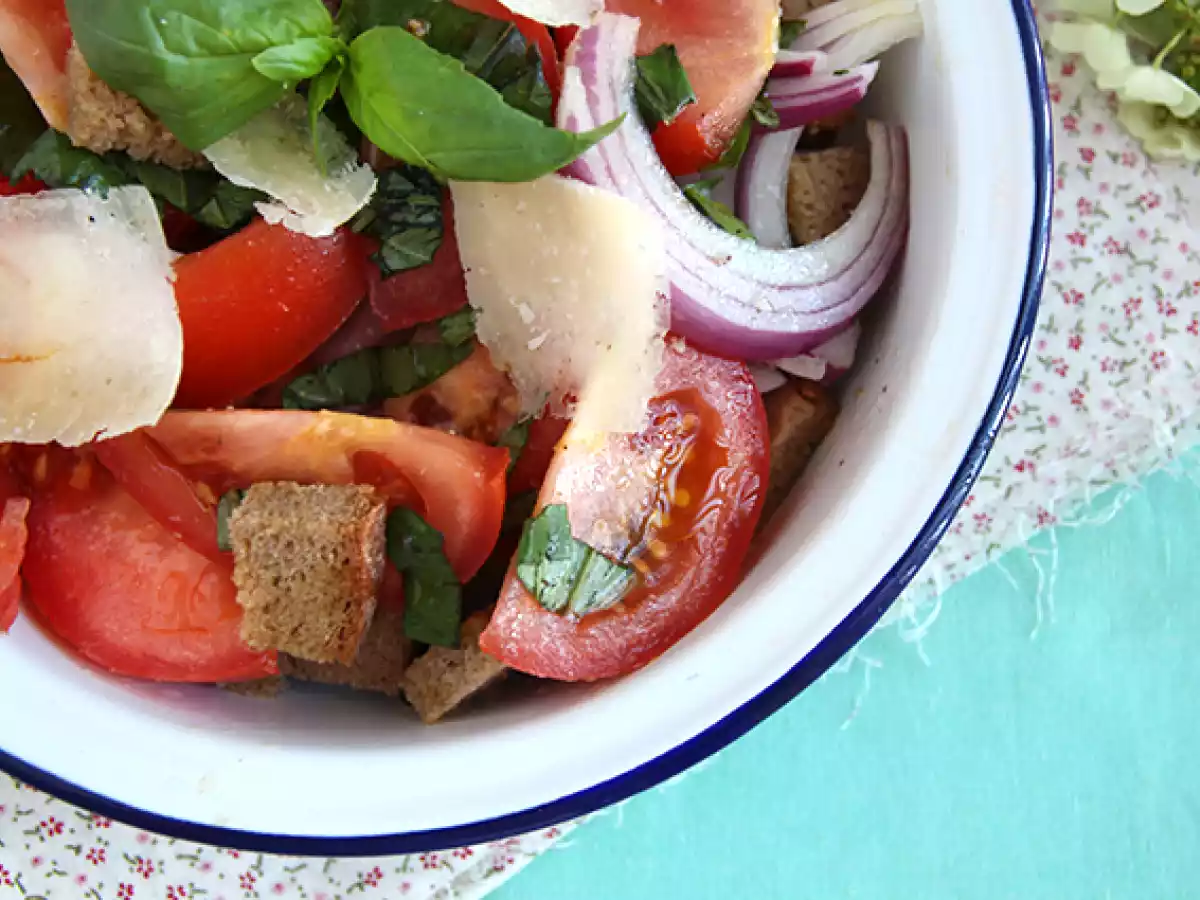 Panzanella-salaatti