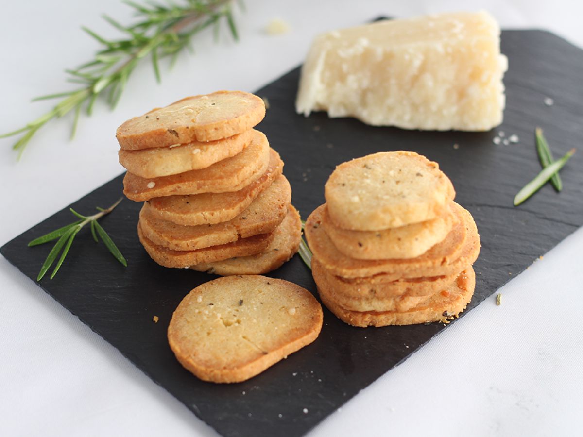Parmesaanikeksit ja yrttikeksit