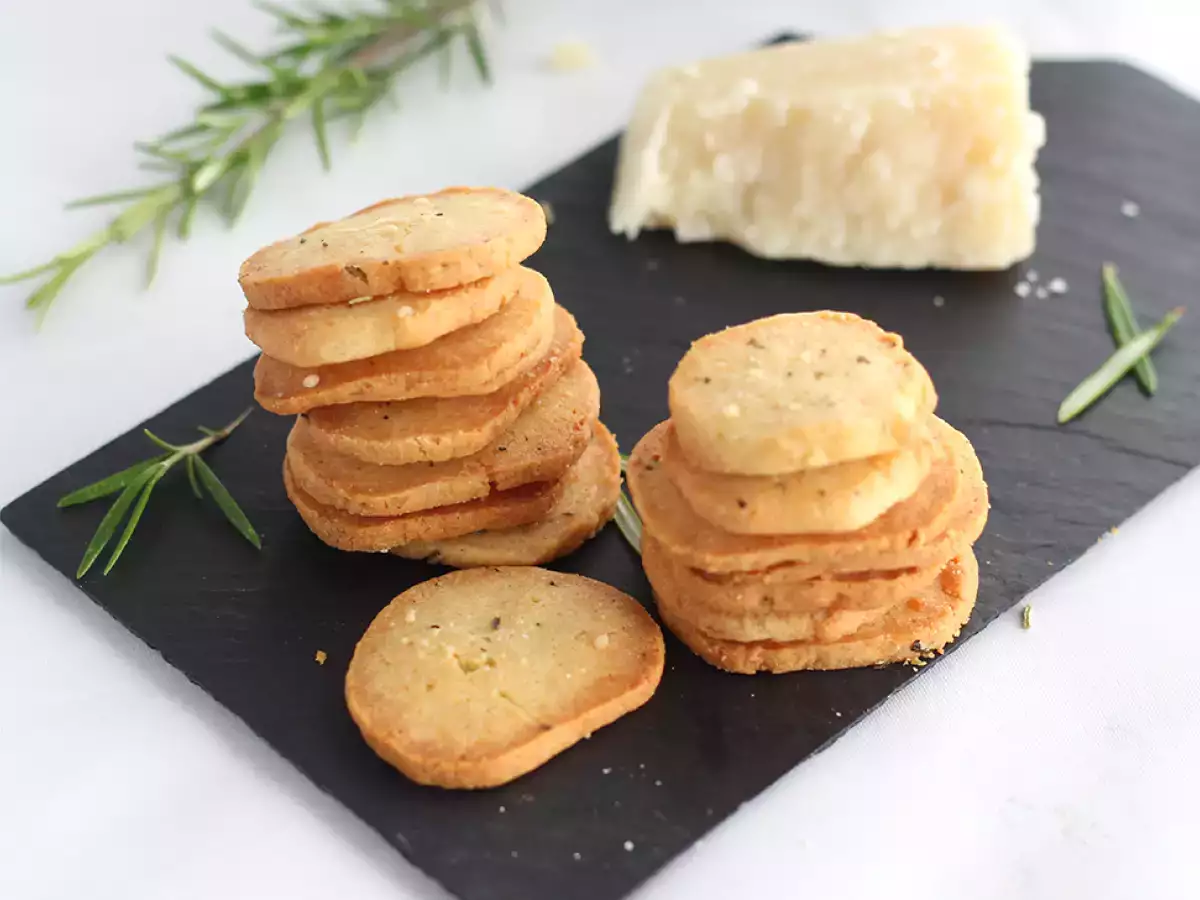 Parmesaanikeksit yrteillä