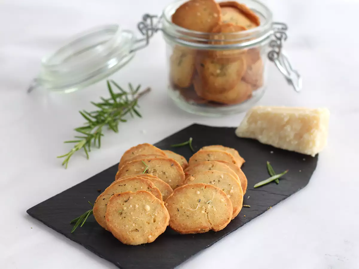 Parmesaanikeksit yrteillä - kuva 2