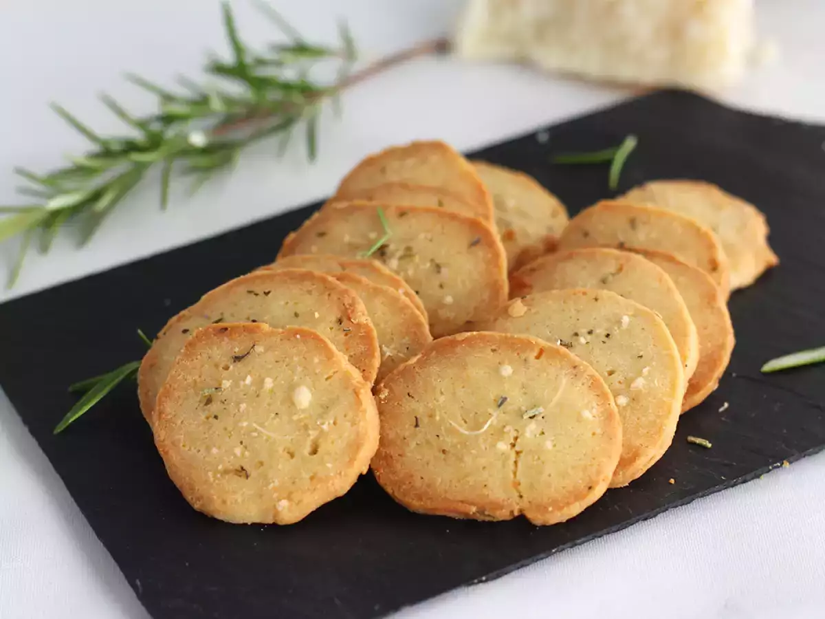 Parmesaanikeksit yrteillä - kuva 4
