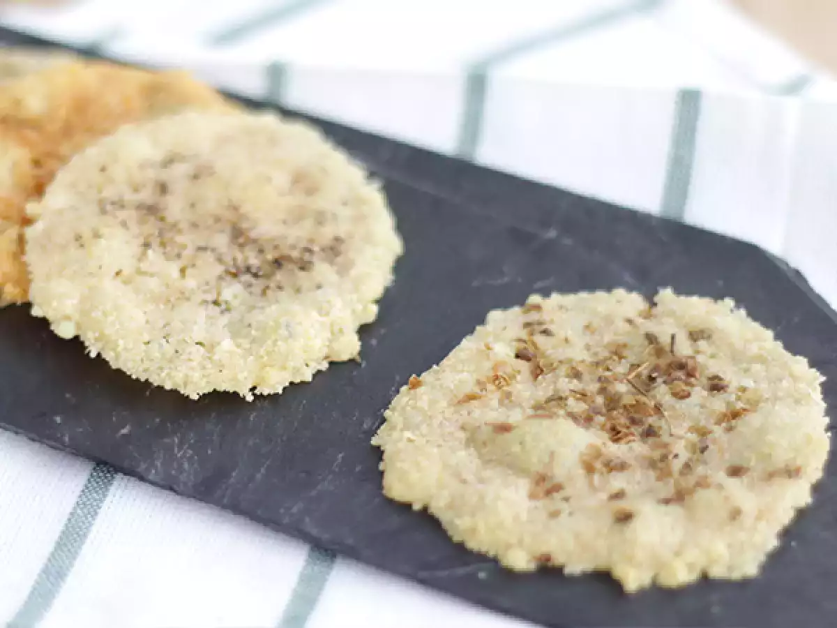 Parmesaanisipsit yrteillä ja mausteilla