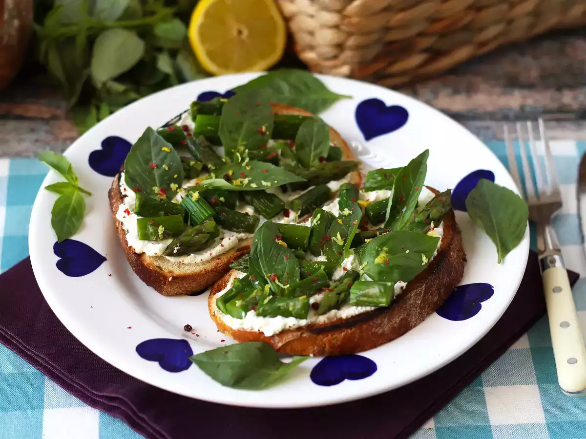 Parsaa, sitruunaa ja basilikaa sisältäviä ricotta-tartineja - kuva 3