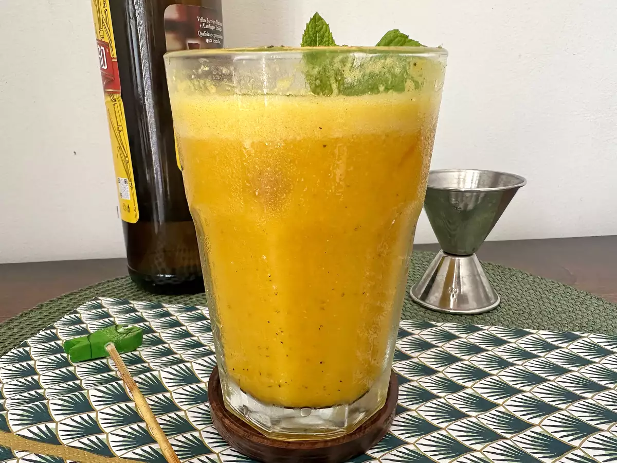Passionhedelmä-caipirinha tehosekoittimessa – brasilialaisen klassikon kermaisen raikas versio