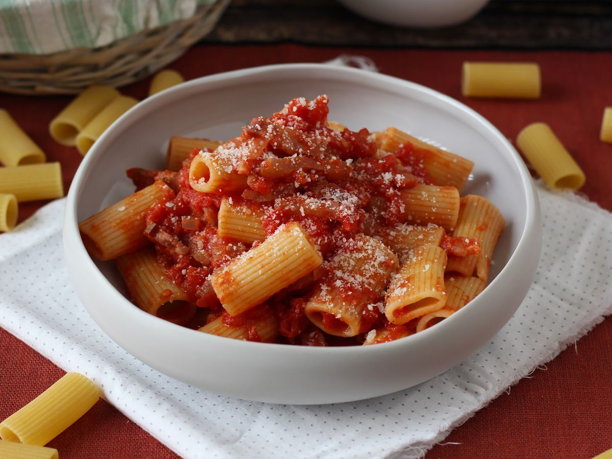 Pasta all'amatriciana, perinteinen resepti selitetty askel askeleelta