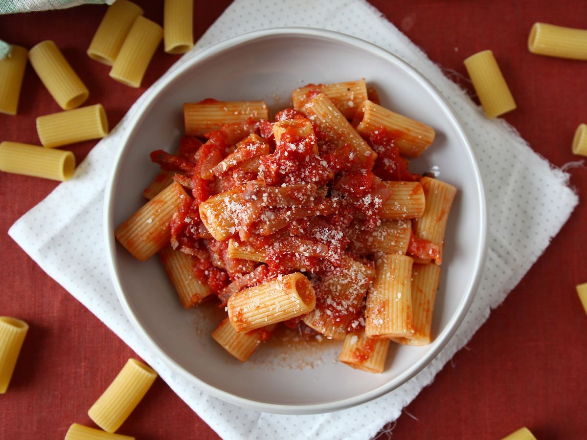 Pasta all'amatriciana, perinteinen resepti selitetty askel askeleelta - kuva 5