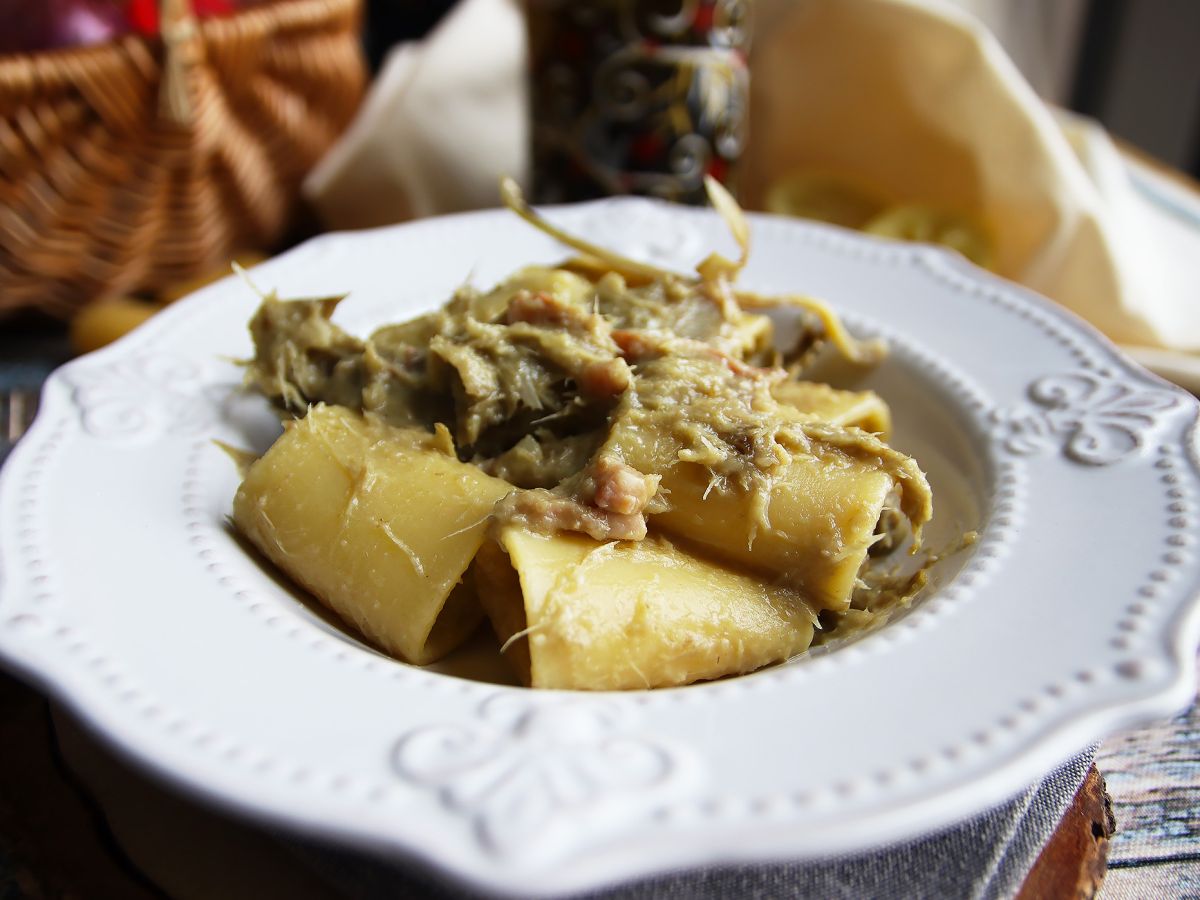 Pasta artisokkien ja pekonin kera, maukas ja helposti valmistettava ensimmäinen ruokalaji.